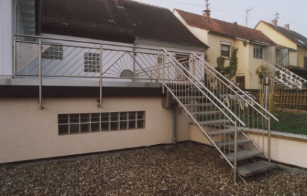 Außentreppe als Metalltreppe in Edelstahl mit Balkongeländer von Balkon auf eine Dachterrasse