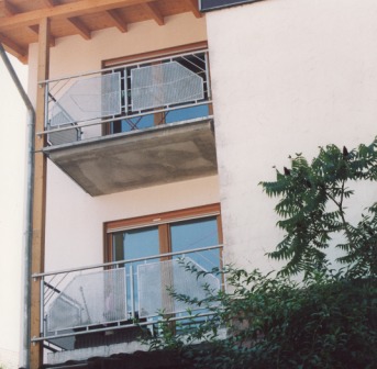 Balkongeländer feuerverzinkt an zwei übereinanderliegenden Balkonen, die Lochblech Einlagen dienen dem Sichtschutz