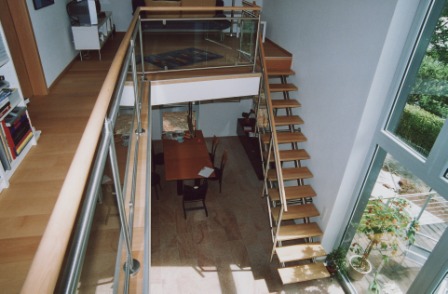 Edelstahlgeländer als Galeriegeländer, zusätzlich ist dieses Galeriegeländer in gleicher Form auch als Treppengeländer ausgeführt
