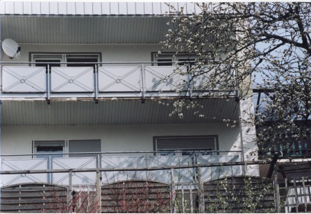 Geländer verzinkt als Balkongeländer in doppelter Ausführung mit Sichtschutz und Windschutz