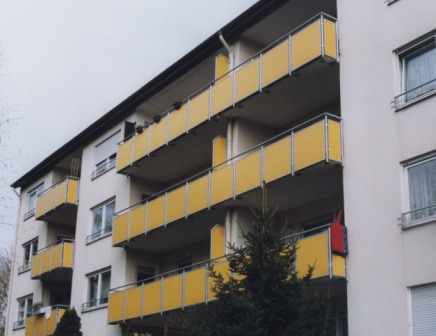 Geländer verzinkt als Balkongeländer in gelber Farbe in mehrfacher Ausführung, Sichtschutz und Windschutz sind gewährleistet