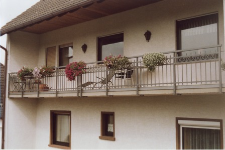 Geländer verzinkt an einem Außenbalkon als Balkongeländer mit senkrechten Füllstäben