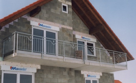 Geländer verzinkt an einem Neubau als Balkongeländer