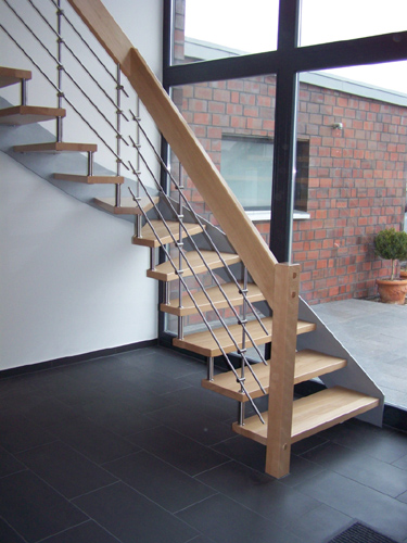 Holztreppe in Kombination mit einer Außenwange, Geländer in Edelstahl