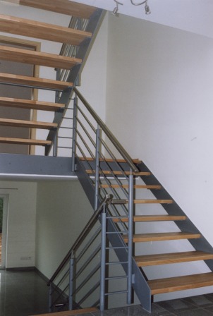 Podesttreppe als Innentreppe, diese Metalltreppe ist mit Holzstufen belegt und besitz ein Metallgeländer, Treppenmodel ist die Blechwangentreppe