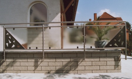Sichtschutzelement seitlich an einer Terrasse mit Edelstahllochblech und Glas