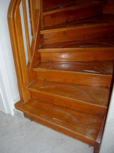 Treppenrenovierung an einer geschlossenen Treppe