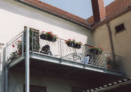 Außengeländer an einem Stahlbalkon