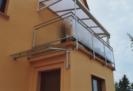 Balkongeländer In Edelstahl unter einem Vordach aus Aluminium, Geländer mit Glas als Strukturglas