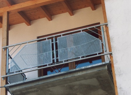 Balkongeländer feuerverzinkt an einem Beton Balkon mit Lochblech in Rahmen als Sichtschutz
