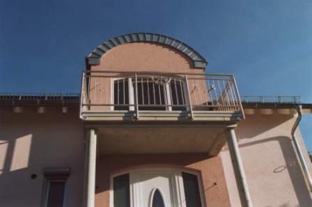 Balkongeländer in Edelstahl, an einem Betonbalkon mit zwei Säulen