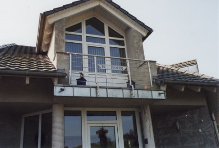 Balkongeländer in Edelstahl, an einem Dach, mit horizontalen Stäben als Reelinggeländer