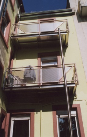 Balkongeländer in Edelstahl am Mehrfamilienwohnhaus mit Außenbalkon in Edelstahl