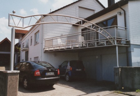 Balkongeländer in Edelstahl an einem Anbaubalkon aus Edelstahl