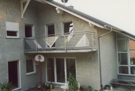Balkongeländer in Edelstahl mit Lochblech an einem Beton Balkon