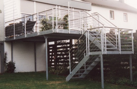 Balkongeländer in Edelstahl mit einer Metall Podesttreppe