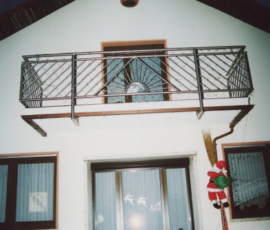 Balkongeländer in Edelstahl mit vorderem Ornament, leider ohne Treppe