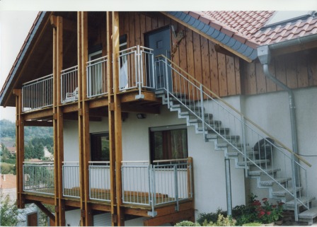 Balkongeländer verzinkt, als Balkonbrüstung, Balkongeländer als Metallgeländer, der Balkonbau ist in Holz ausgeführt
