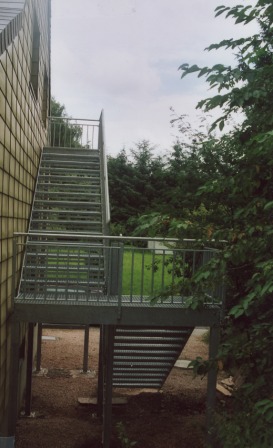 Blechwangentreppe, Metalltreppe, Podesttreppe, als Außentreppe, verzinkt, mit Metallstufen bzw. Gitterrost, als Podesttreppe mit Zwischenpodest, Metallgeländer verzinkt