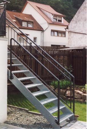 Blechwangentreppe, Metalltreppe, als Außentreppe in Stahl feuerverzinkt, mit Gitterroststufen und einem Stahlhandlauf