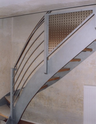 Blechwangentreppe, Metalltreppe, als Innentreppe, mit Treppengeländer in Metall, Lochblech und massiven Holzstufen