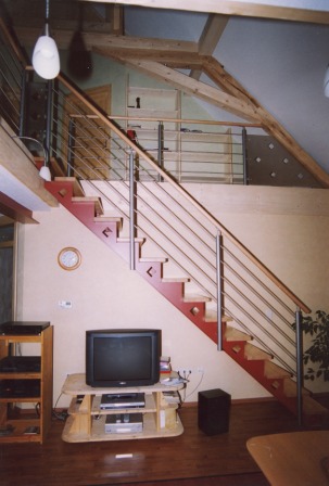 Blechwangentreppe, Metalltreppe, als gerade Treppe, die Stufen liegen auf den Wangen, Holzstufen, Reelinggeländer mit Holzhandlauf