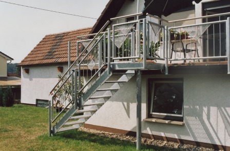Blechwangentreppe verzinkt als Außentreppe mit einem Austrittspodest, Podesttreppe zum Garten, Geländer verzinkt, Metallstufen, Gitterroststufen