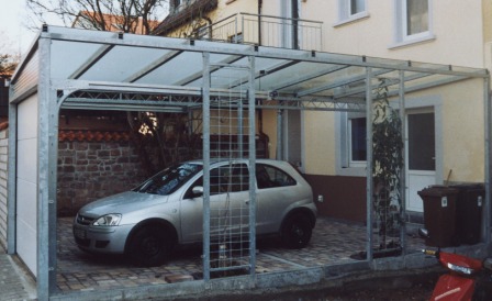 Car Port in Stahl feuerverzinkt, mit Garagentor vorne