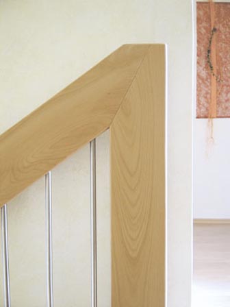 Detail Holztreppe Austrittspfosten