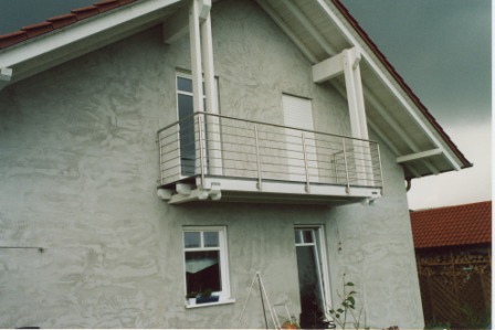 Edelstahlgeländer als Balkongeländer, Metallgeländer an einem Holzbalkon