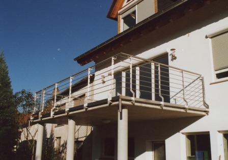 Edelstahlgeländer als Balkongeländer an einem Balkon, Metallgeländer bieten als Balkongeländer hohen Schutz gegen Herabstürzen