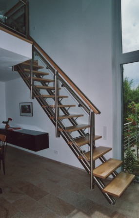 Edelstahltreppe als Rundholmtreppe Rundrohrwangentreppe Rohrtreppe als Zugang zu einer Galerie