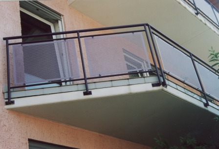 Geländer verzinkt als Balkongeländer an einem Außenbalkon mit einer Lochblechfüllung
