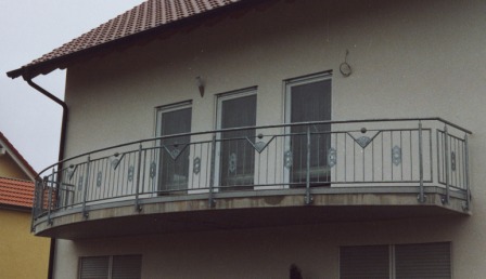 Geländer verzinkt als Balkongeländer mit senkrechten Stäben, verziert mit Ornamenten