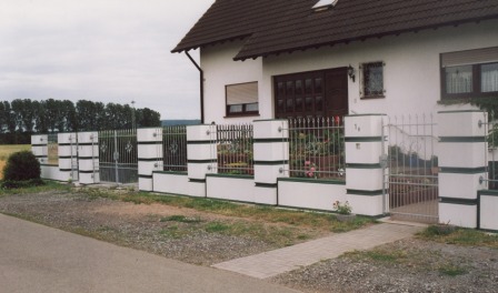 Geländer verzinkt als Grundstücksabgrenzung, kombiniert mit Pfeilern aus Stein