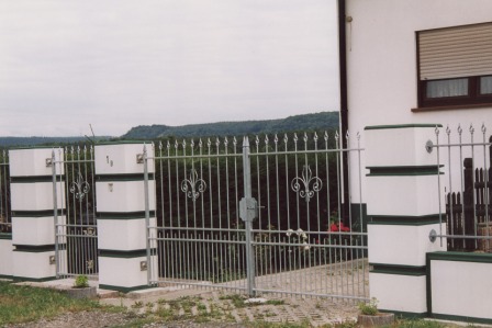Geländer verzinkt als Tor zur Garageneinfahrt, mit Ornamenten verziert