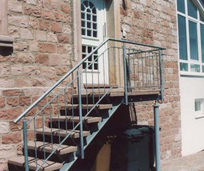 Geländer verzinkt als Treppengeländer an einer Treppe im Außenbereich an einer Haustür mit senkrechten Füllstäben