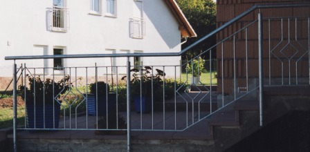 Geländer verzinkt als Treppengeländer im Außenbereich mit senkrechten Füllstäben und Ornamenten