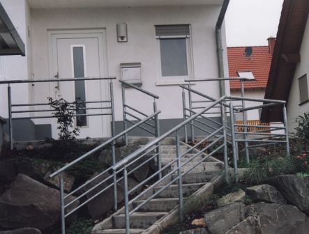 Geländer verzinkt als Treppengeländer im Außenbereich mit zwei mitlaufenden Füllstäben
