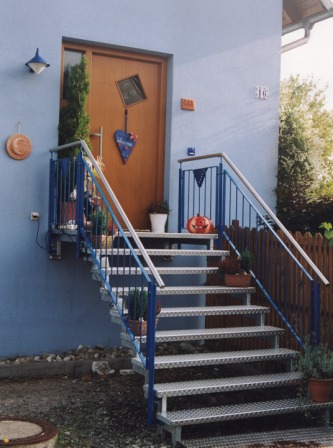Geländer verzinkt als Treppengeländer im Außenvereich mit blauen senkrechten Füllstäben