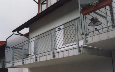 Geländer verzinkt an einem Außenbalkon mit schrägen Füllstäben als Balkongeländer