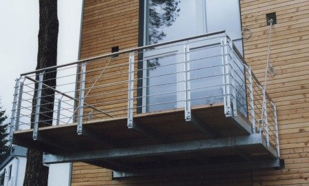 Geländer verzinkt an einem Balkon, das Balkongeländer besitzt mitlaufende Füllstäbe