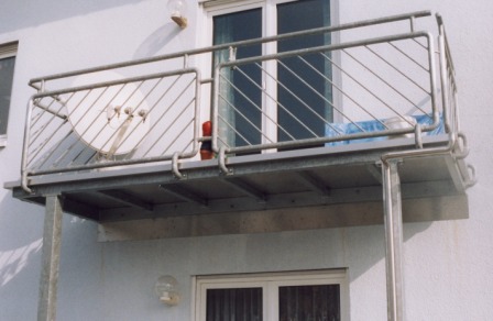 Geländer verzinkt an einem Balkon, das Balkongeländer besitzt schräge Füllstäbe