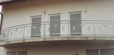 Geländer verzinkt an einem Balkon als Balkongeländer mit senkrechten Stäben, verziert mit Ornamenten