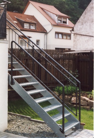 Geländer verzinkt an einer Außentreppe als Treppengeländer