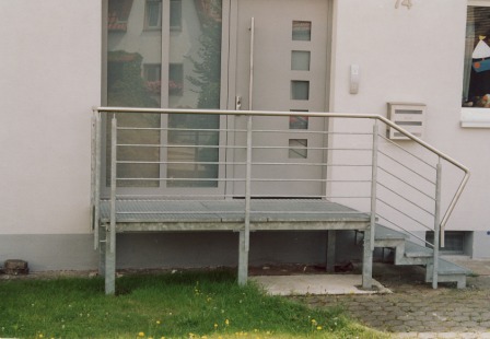 Geländer verzinkt an einer Außentreppe als Treppengeländer mit waagerechten Füllstäben
