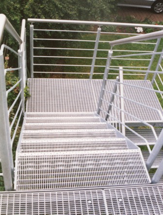Geländer verzinkt an einer Treppe im Außenbereich, das Treppengeländer besitzt mitlaufende Füllstäbe