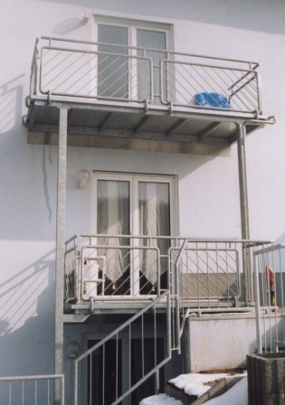Geländer verzinkt im Außenbereich an zwei Balkonen mit schrägen Füllstäben