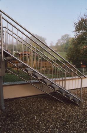 Gitterträgertreppe als Metalltreppe, auch Rundrohrtreppe oder  Rundrohrwangentreppe, das Metallgeländer wurde als Treppengeländer in Edelstahl ausgeführt
