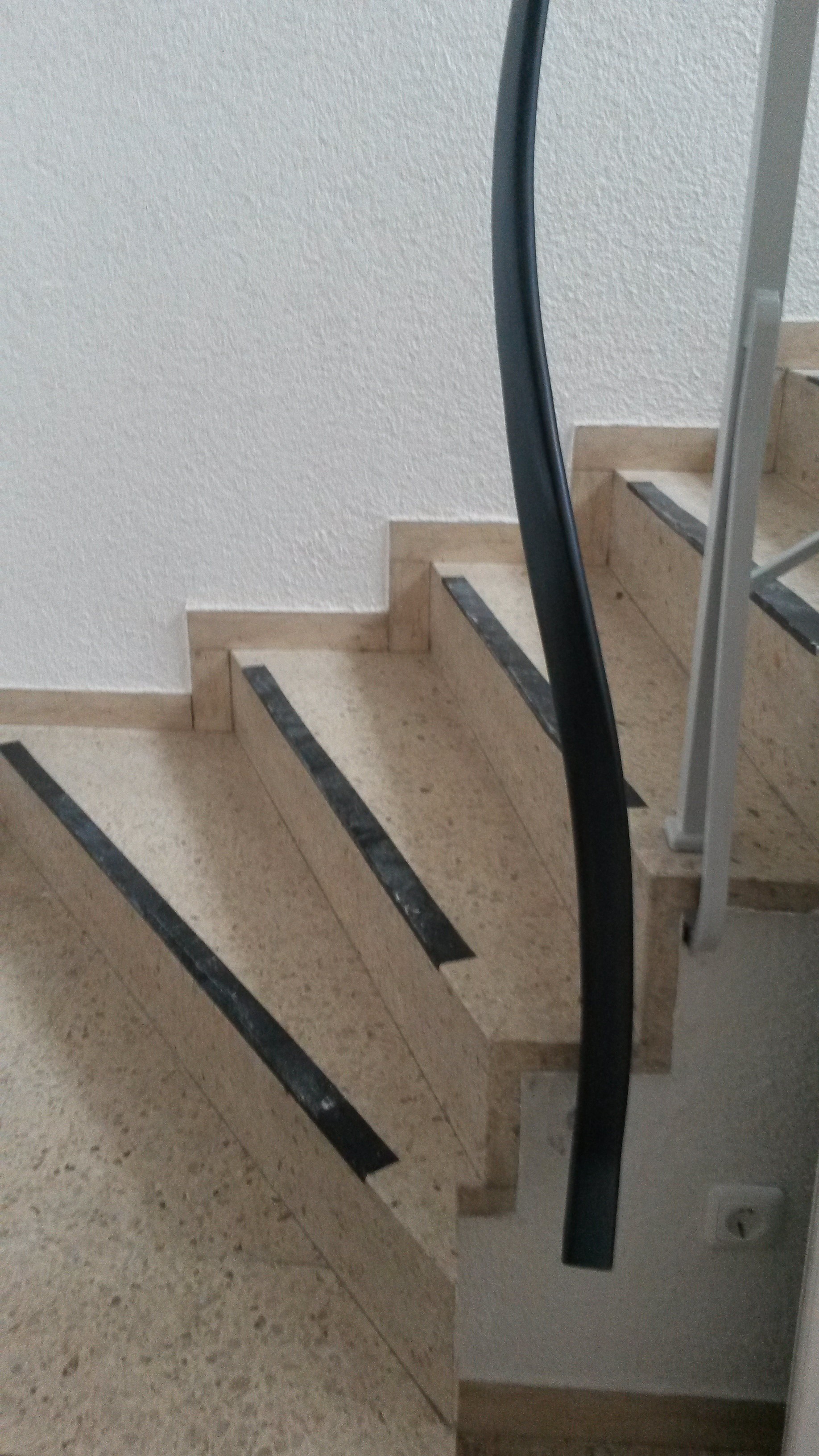 Handlauf aus Kunststoff am Treppenantritt